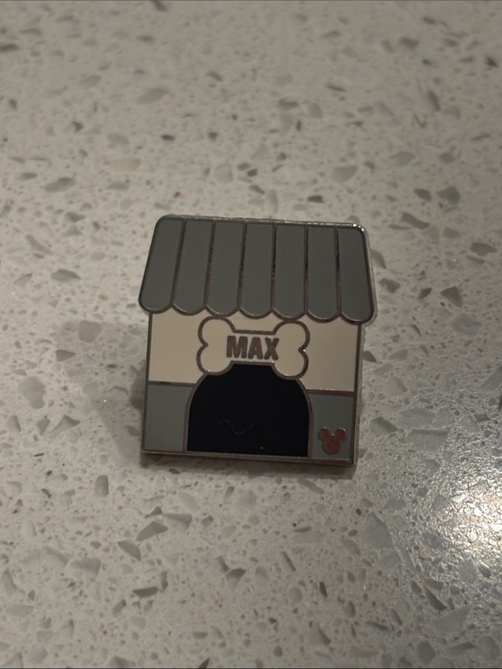 Disney doghouse Max pin 5 for 25$